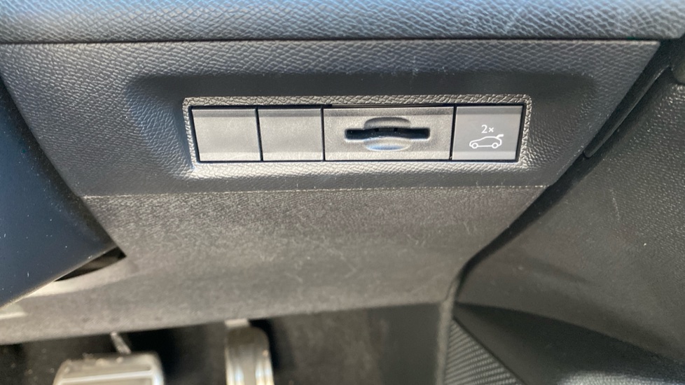 Peugeot 408 1.2 PureTech GT 5dr EAT8 Petrol Hatchback - Image 31