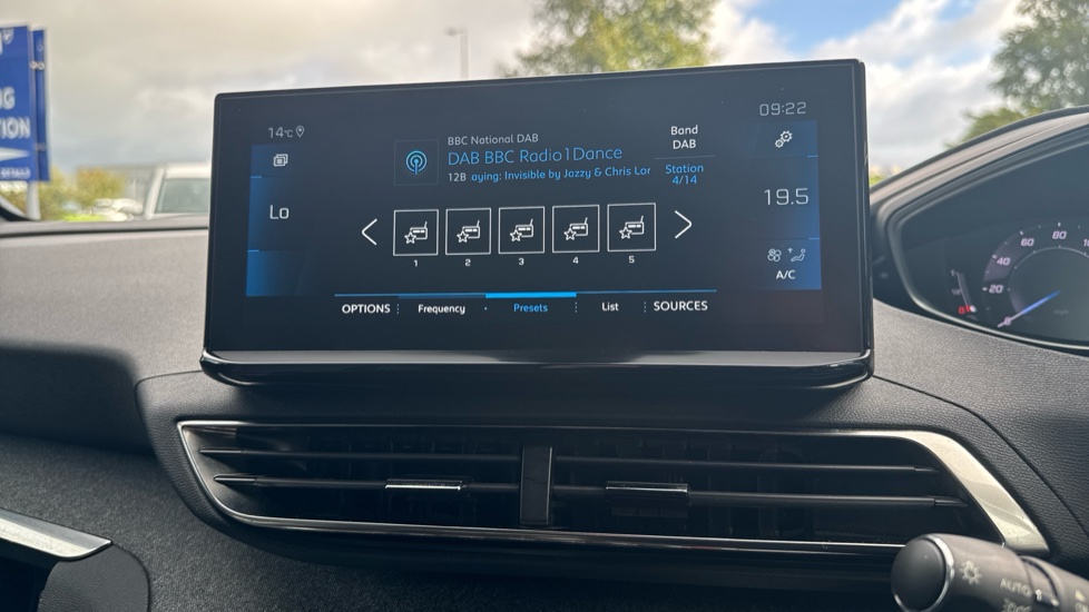 Peugeot 5008 1.5 BlueHDi Allure Premium+ 5dr EAT8 Diesel Estate - Image 12