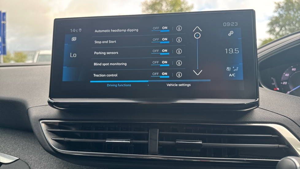 Peugeot 5008 1.5 BlueHDi Allure Premium+ 5dr EAT8 Diesel Estate - Image 30