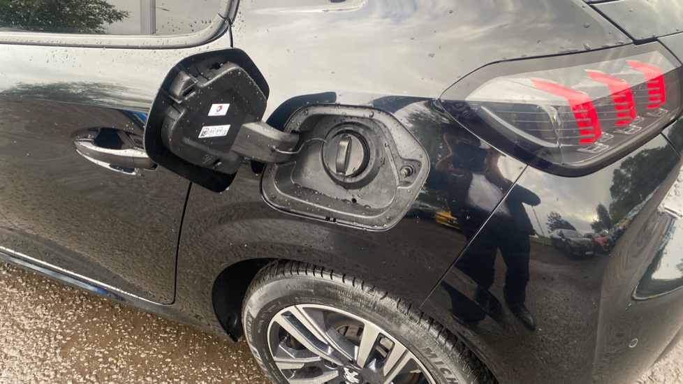Peugeot 208 1.2 PureTech 100 Allure Premium + 5dr Petrol Hatchback - Image 34