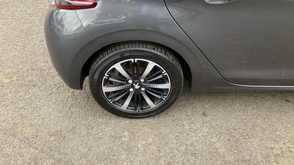Peugeot 208 1.2 PureTech 82 Tech Edition 5dr [Start Stop] Petrol Hatchback - Image 21