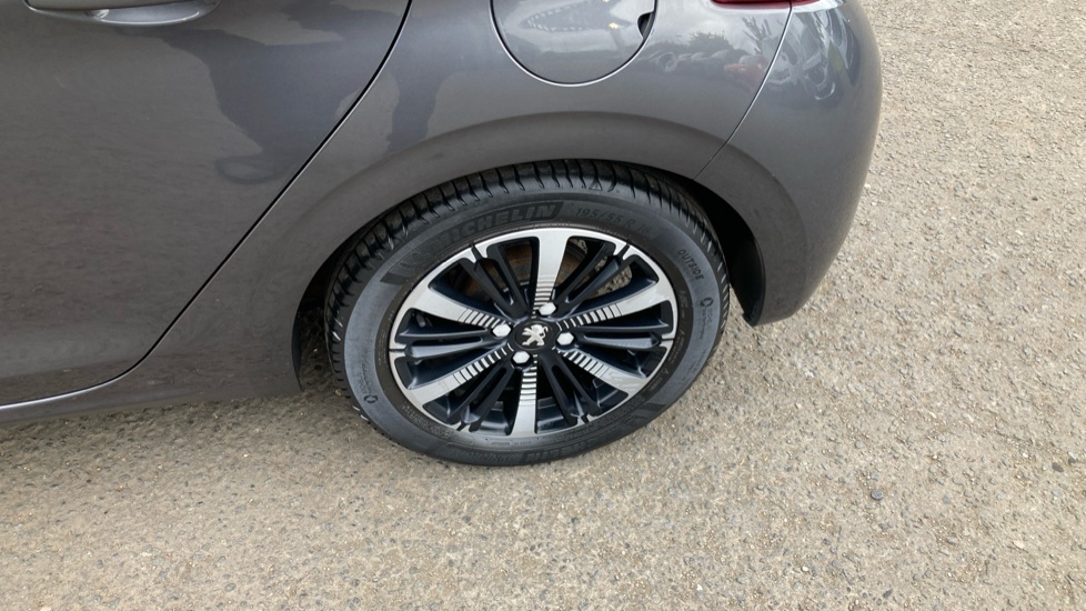 Peugeot 208 1.2 PureTech 82 Tech Edition 5dr [Start Stop] Petrol Hatchback - Image 24