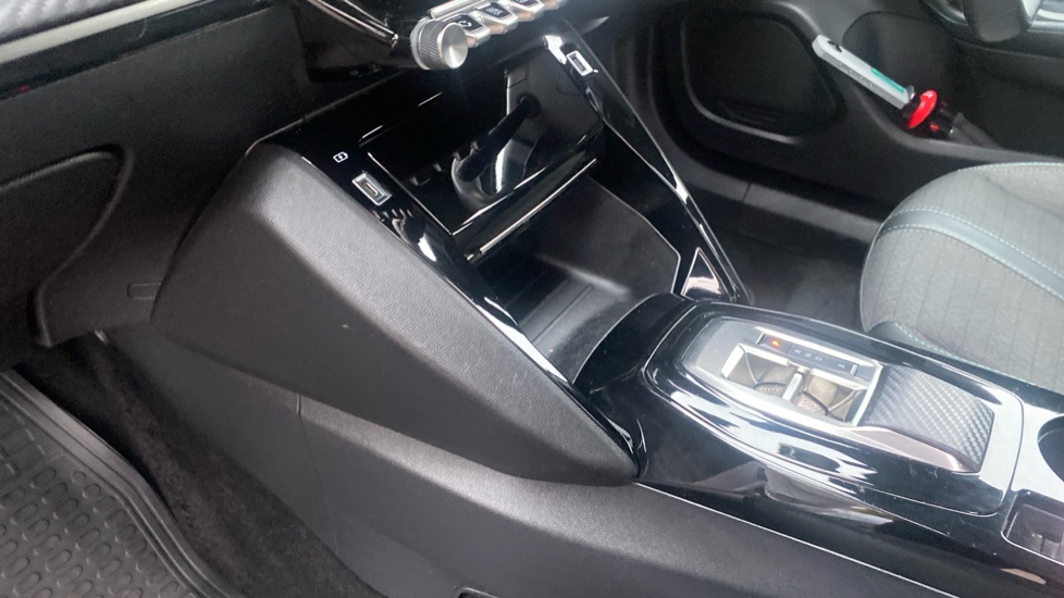 Peugeot 2008 100kW Allure Premium+ 50kWh 5dr Auto Electric Estate - Image 13
