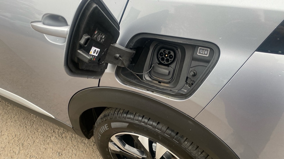 Peugeot 2008 100kW Allure Premium+ 50kWh 5dr Auto Electric Estate - Image 33