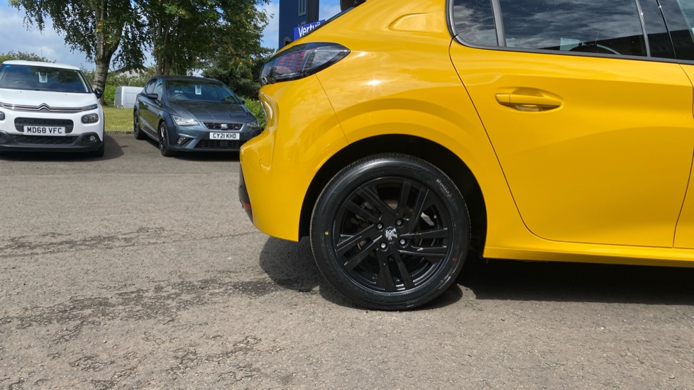 Peugeot 208 1.2 PureTech 100 Allure Premium + 5dr Petrol Hatchback - Image 7