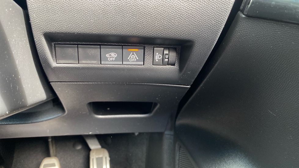 Peugeot 208 1.2 PureTech 100 Allure Premium + 5dr Petrol Hatchback - Image 32