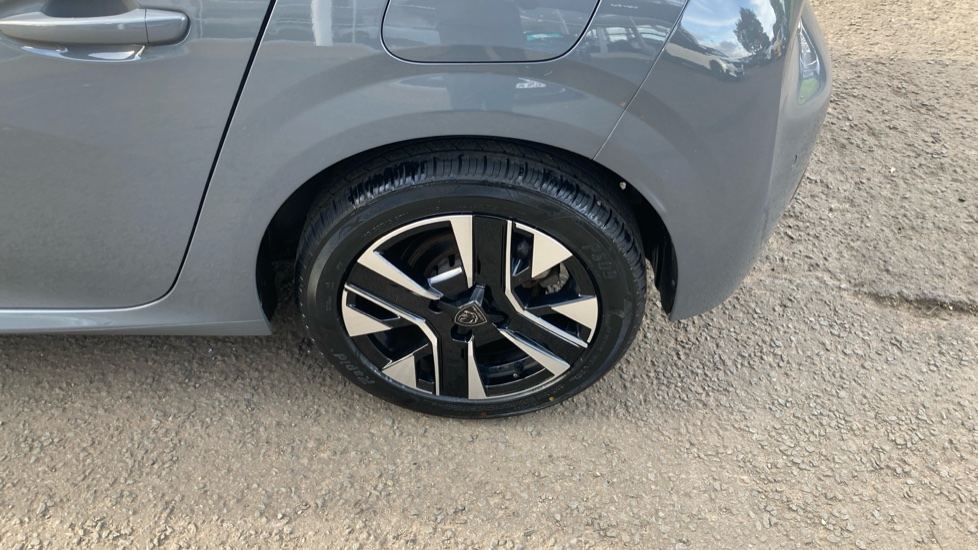Peugeot 208 1.2 PureTech 100 Allure 5dr Petrol Hatchback - Image 24