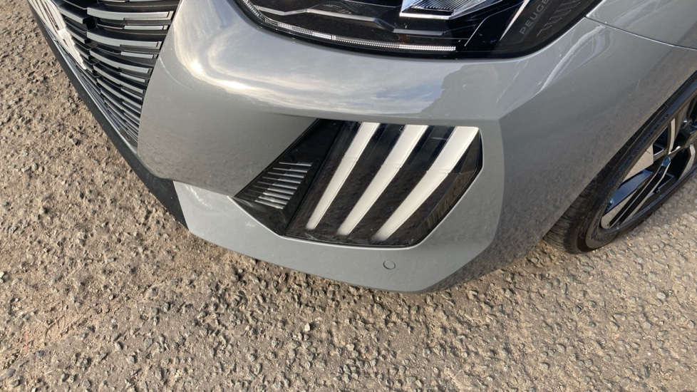 Peugeot 208 1.2 PureTech 100 Allure 5dr Petrol Hatchback - Image 27