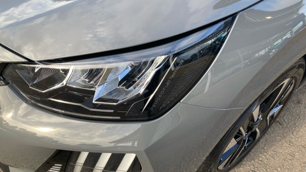 Peugeot 208 1.2 PureTech 100 Allure 5dr Petrol Hatchback - Image 29