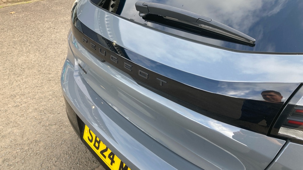 Peugeot 208 1.2 PureTech 100 Allure 5dr Petrol Hatchback - Image 37