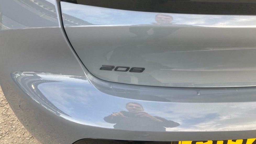 Peugeot 208 1.2 PureTech 100 Allure 5dr Petrol Hatchback - Image 38