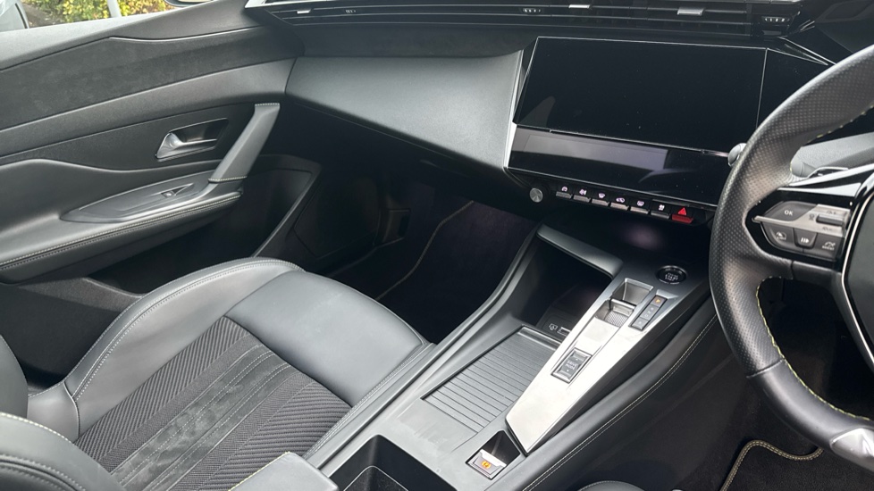Peugeot 408 1.6 Hybrid 225 First Edition 5dr e-EAT8 Hatchback - Image 14