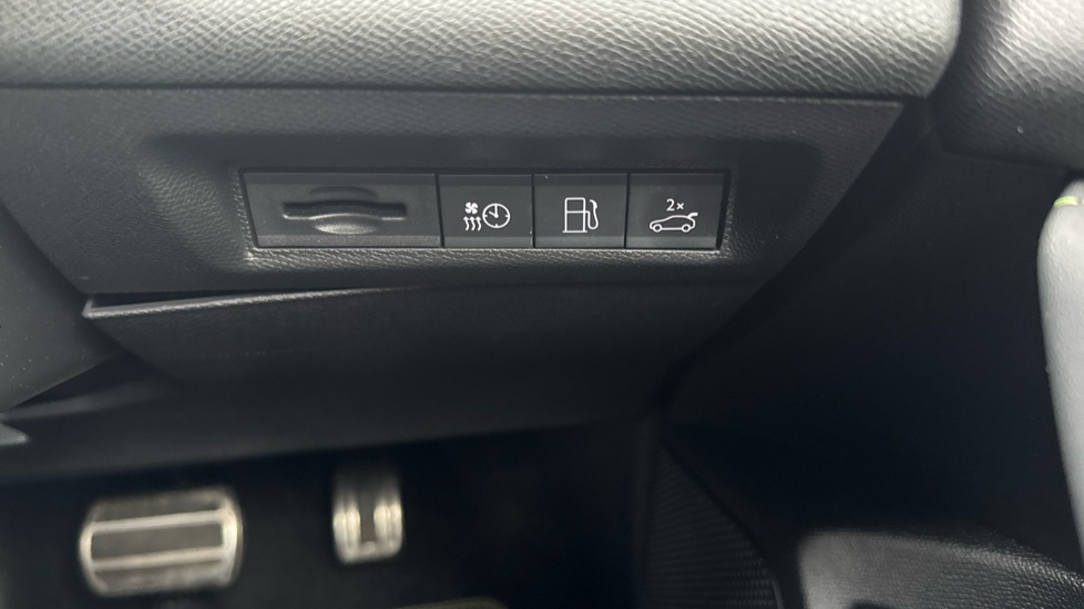 Peugeot 408 1.6 Hybrid 225 First Edition 5dr e-EAT8 Hatchback - Image 23
