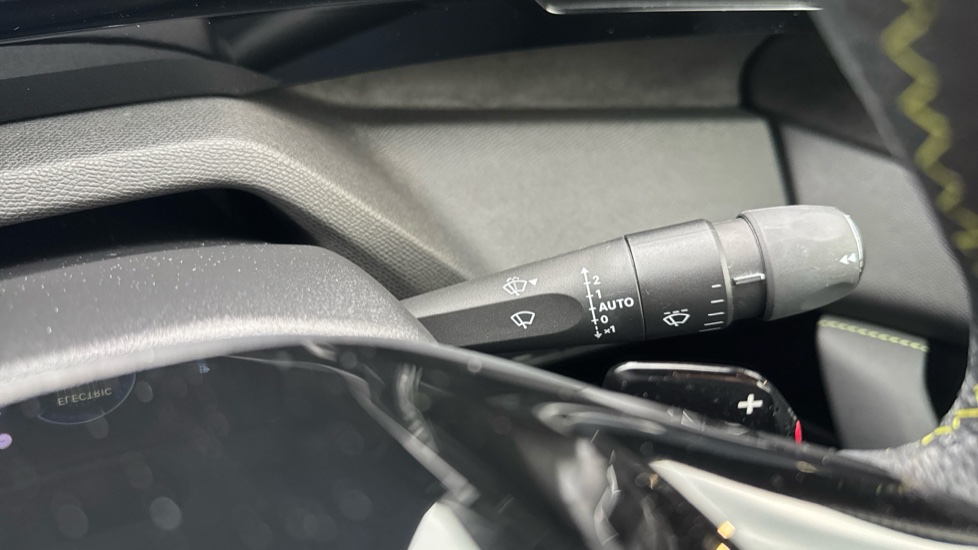 Peugeot 408 1.6 Hybrid 225 First Edition 5dr e-EAT8 Hatchback - Image 24