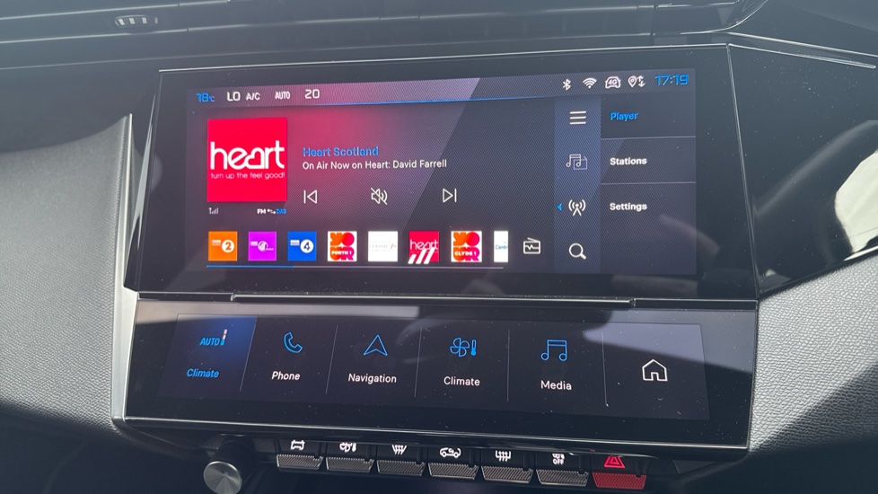 Peugeot 408 1.6 Hybrid 225 First Edition 5dr e-EAT8 Hatchback - Image 33