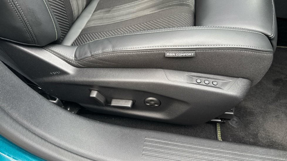 Peugeot 408 1.6 Hybrid 225 First Edition 5dr e-EAT8 Hatchback - Image 38