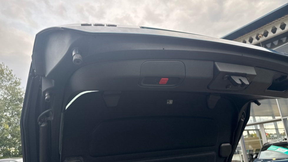 Peugeot 408 1.6 Hybrid 225 First Edition 5dr e-EAT8 Hatchback - Image 42