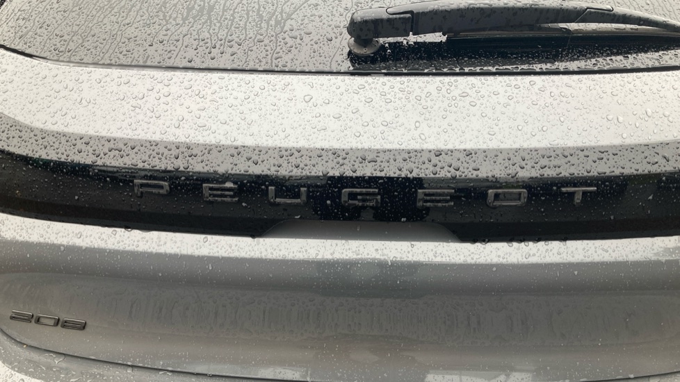 Peugeot 208 1.2 PureTech 100 Allure 5dr Petrol Hatchback - Image 31