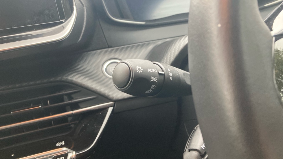Peugeot 208 1.2 PureTech 100 Allure 5dr Petrol Hatchback - Image 37