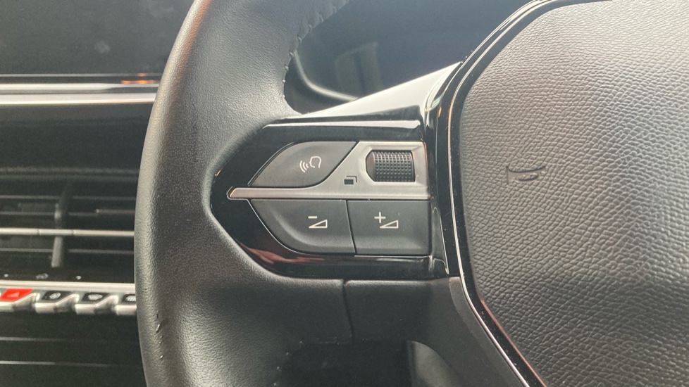 Peugeot 208 1.2 PureTech 100 Allure 5dr Petrol Hatchback - Image 38