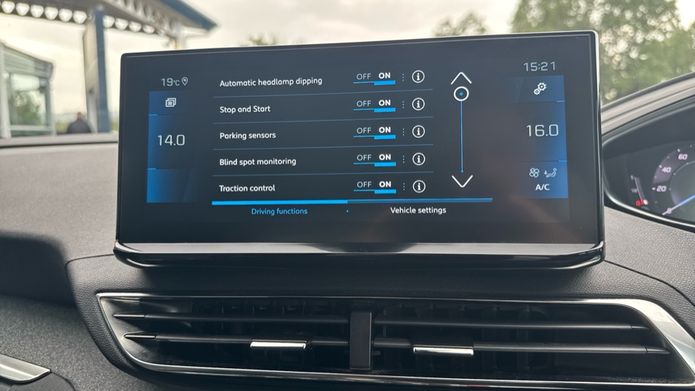 Peugeot 3008 1.5 BlueHDi Allure Premium+ 5dr EAT8 Diesel Estate - Image 32
