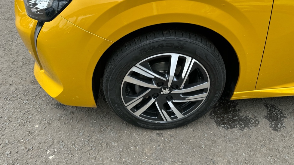 Peugeot 208 1.2 PureTech Active Premium + 5dr Petrol Hatchback - Image 25