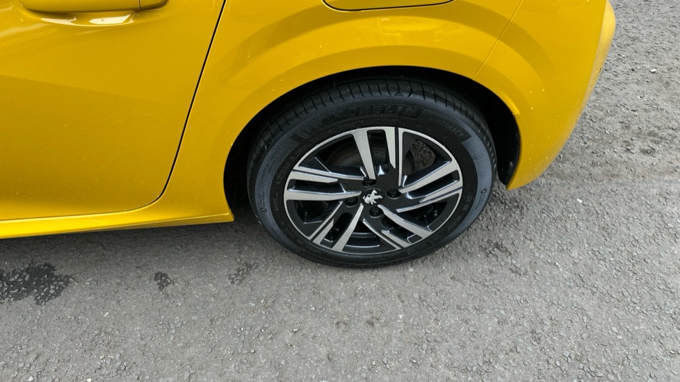 Peugeot 208 1.2 PureTech Active Premium + 5dr Petrol Hatchback - Image 26