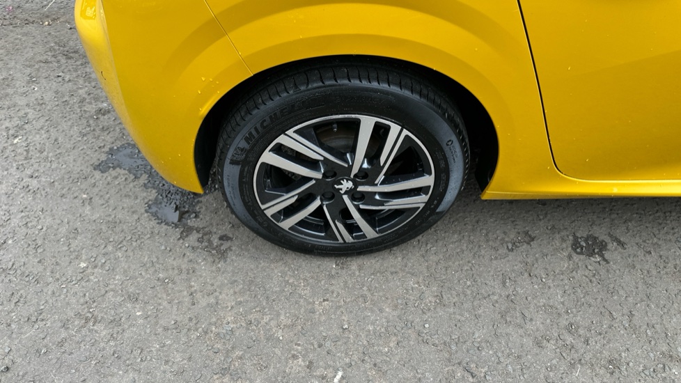 Peugeot 208 1.2 PureTech Active Premium + 5dr Petrol Hatchback - Image 27