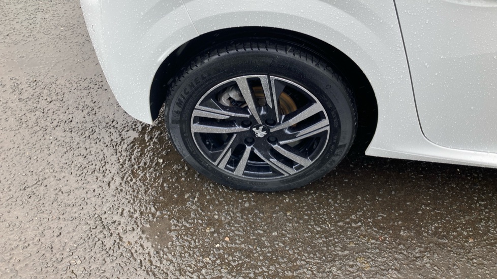 Peugeot 208 1.2 PureTech 100 Allure Premium + 5dr Petrol Hatchback - Image 29