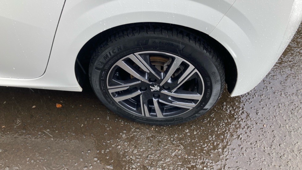 Peugeot 208 1.2 PureTech 100 Allure Premium + 5dr Petrol Hatchback - Image 33