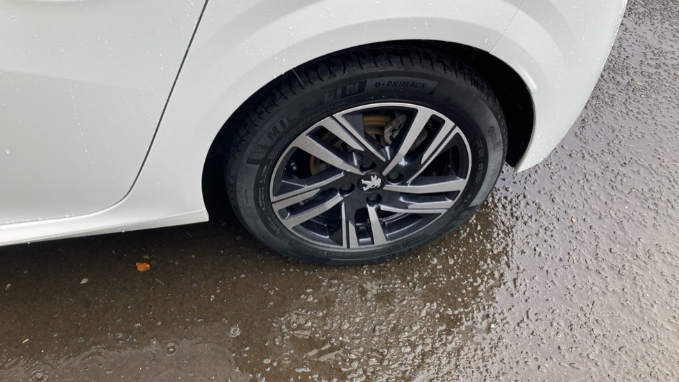 Peugeot 208 1.2 PureTech 100 Allure Premium + 5dr Petrol Hatchback - Image 38
