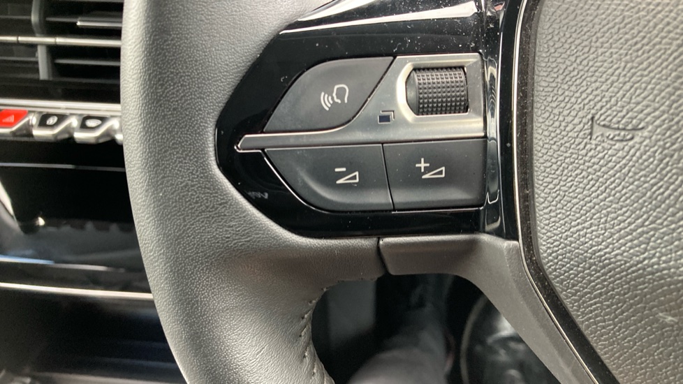 Peugeot 208 1.2 PureTech 100 Allure Premium + 5dr Petrol Hatchback - Image 27