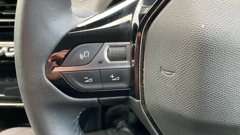 Peugeot 208 1.2 PureTech 100 Allure Premium + 5dr Petrol Hatchback - Image 32