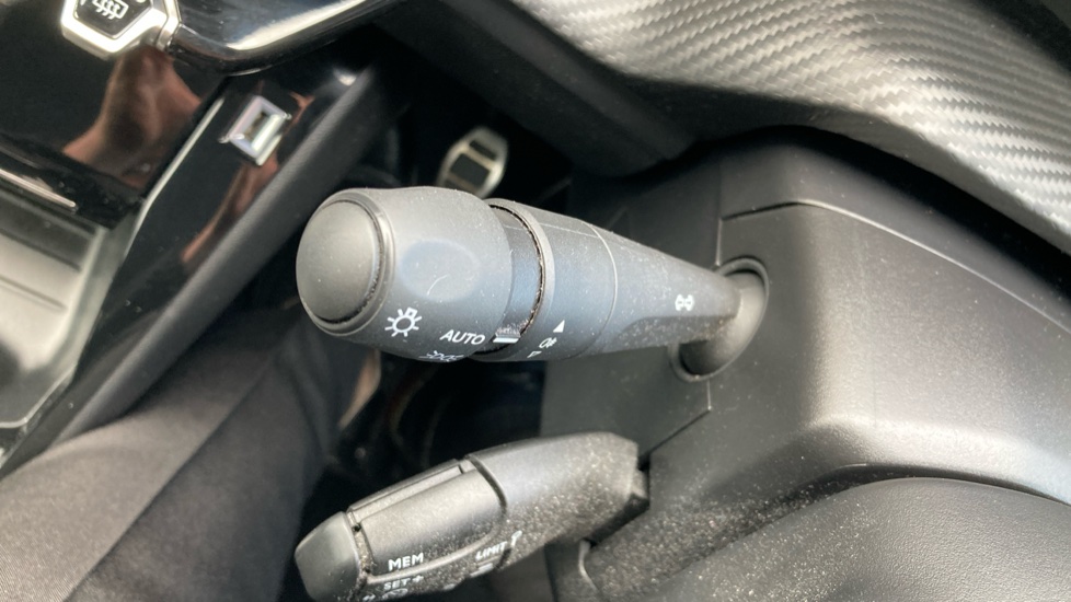 Peugeot 208 1.2 PureTech 100 Allure Premium + 5dr Petrol Hatchback - Image 35