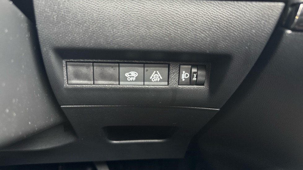 Peugeot 2008 1.2 PureTech Active Premium+ 5dr Petrol Estate - Image 23