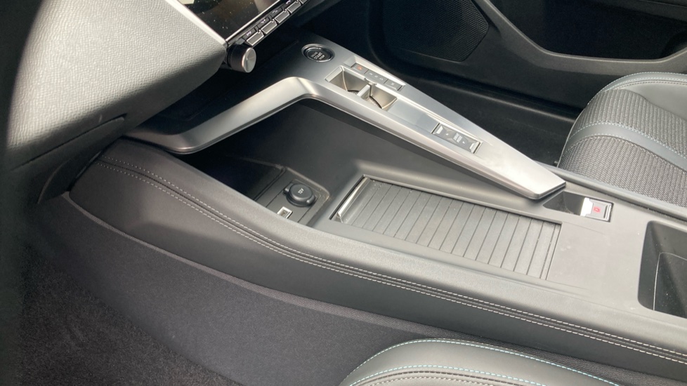 Peugeot 308 1.2 PureTech Allure Premium 5dr EAT8 Petrol Hatchback - Image 13