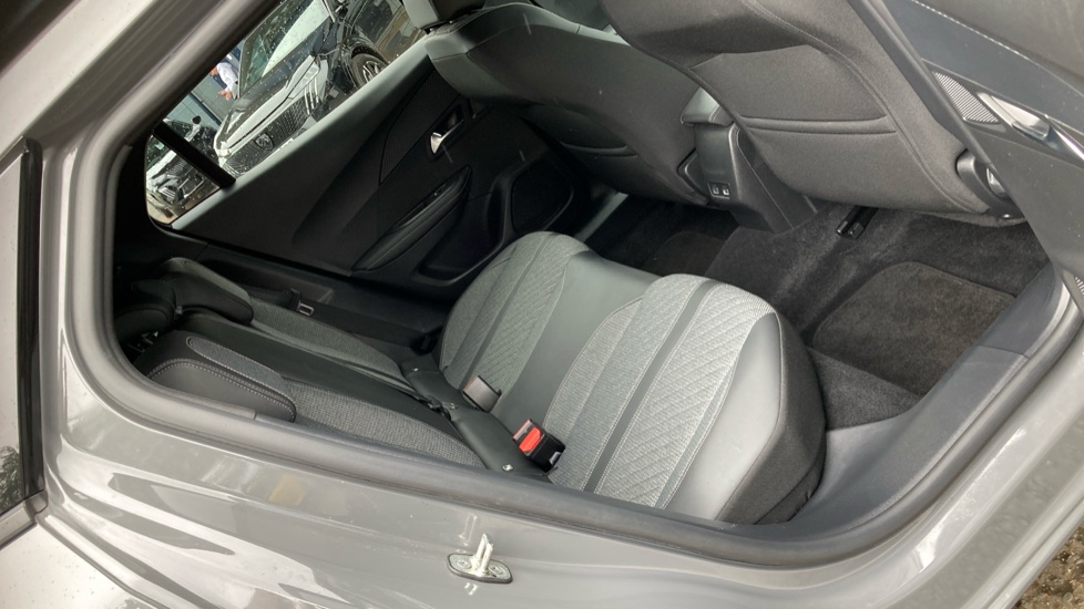Peugeot 2008 1.2 PureTech 130 Allure 5dr EAT8 Petrol Estate - Image 16