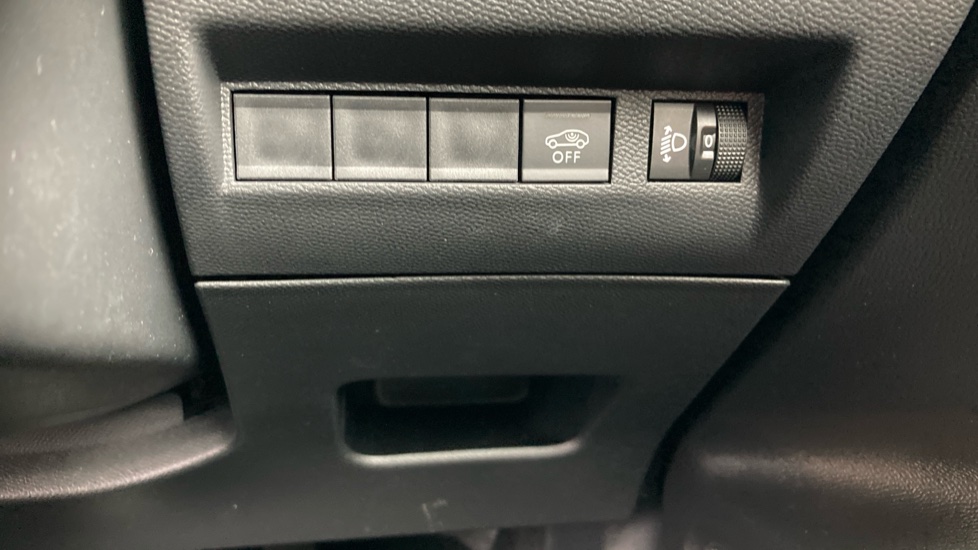 Peugeot 2008 1.2 PureTech 130 Allure 5dr EAT8 Petrol Estate - Image 23