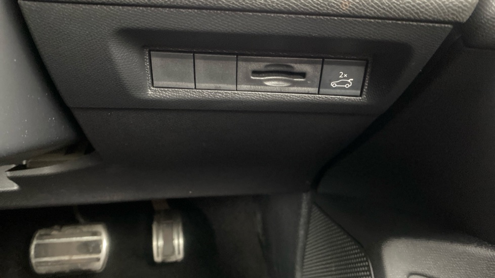 Peugeot 408 1.2 PureTech GT 5dr EAT8 Petrol Hatchback - Image 23