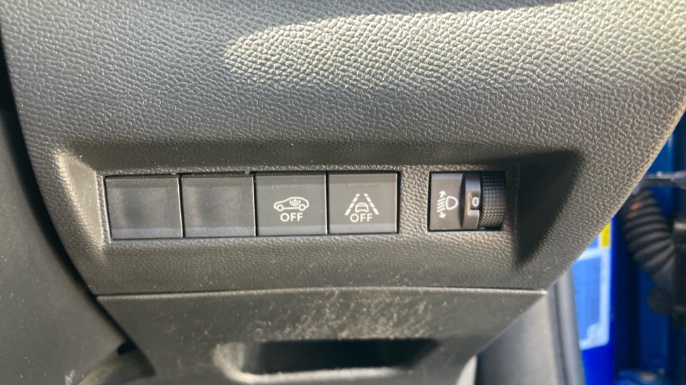 Peugeot 2008 1.2 PureTech Allure Premium 5dr Petrol Estate - Image 34