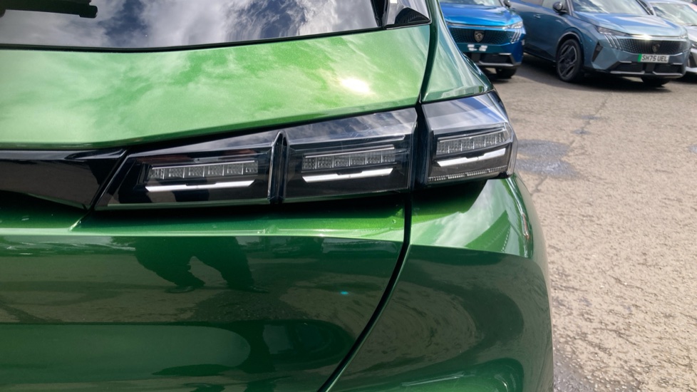 Peugeot 308 1.2 PureTech Allure Premium 5dr EAT8 Petrol Hatchback - Image 30