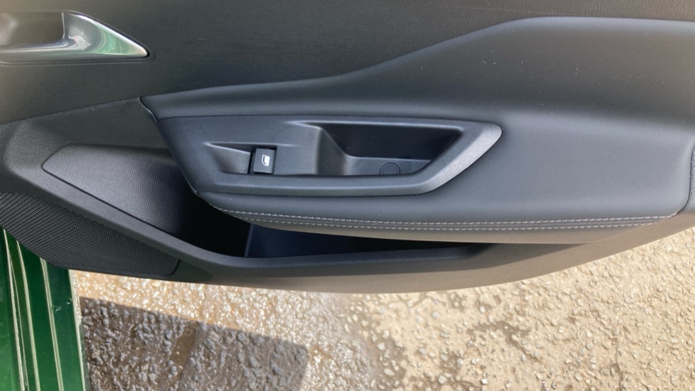 Peugeot 308 1.2 PureTech Allure Premium 5dr EAT8 Petrol Hatchback - Image 32