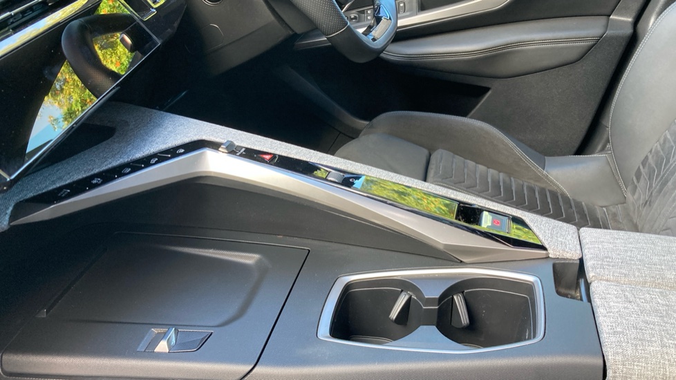 Peugeot 3008 1.2 Hybrid 136 GT 5dr e-DSC6 Petrol Estate - Image 13
