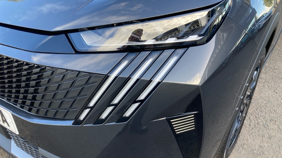 Peugeot 3008 1.2 Hybrid 136 GT 5dr e-DSC6 Petrol Estate - Image 26