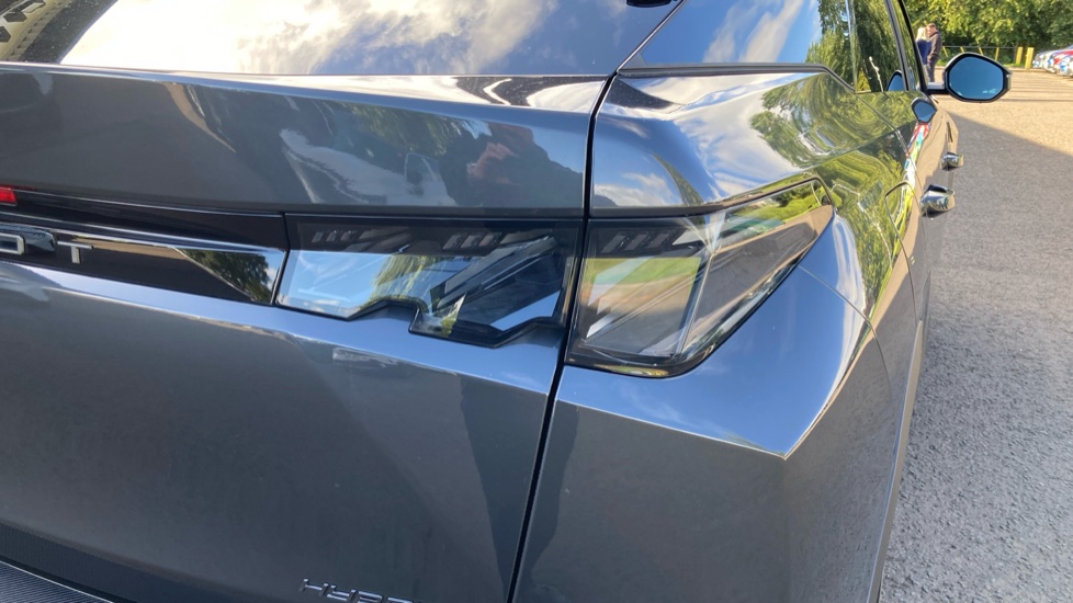 Peugeot 3008 1.2 Hybrid 136 GT 5dr e-DSC6 Petrol Estate - Image 30