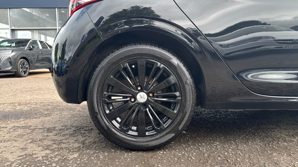 Peugeot 208 1.2 PureTech 82 Allure 5dr Petrol Hatchback - Image 7