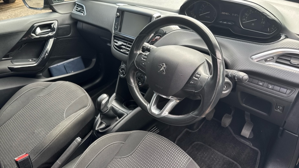 Peugeot 208 1.2 PureTech 82 Allure 5dr Petrol Hatchback - Image 11