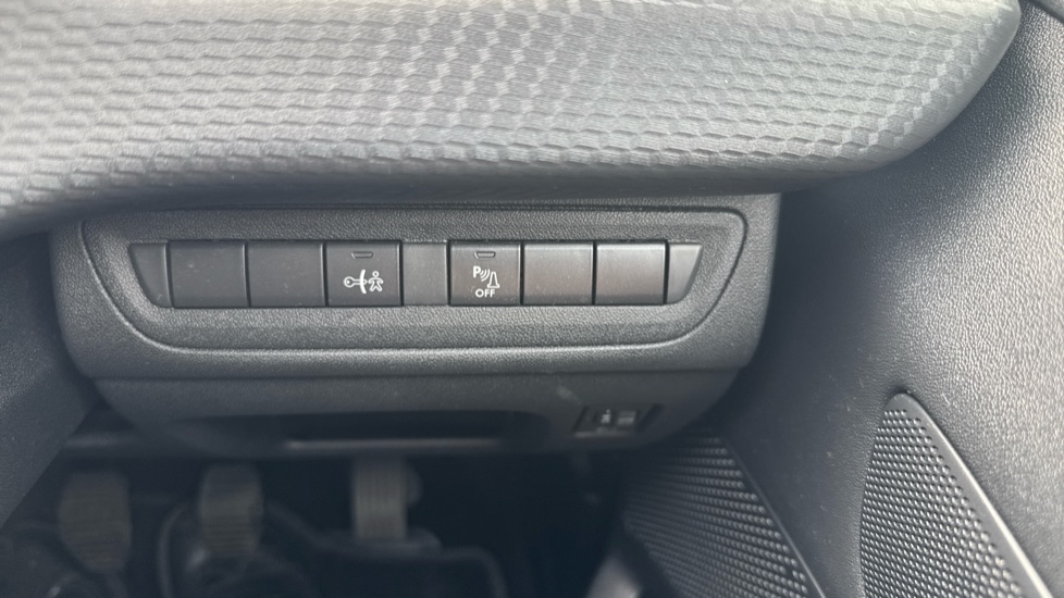Peugeot 208 1.2 PureTech 82 Allure 5dr Petrol Hatchback - Image 25