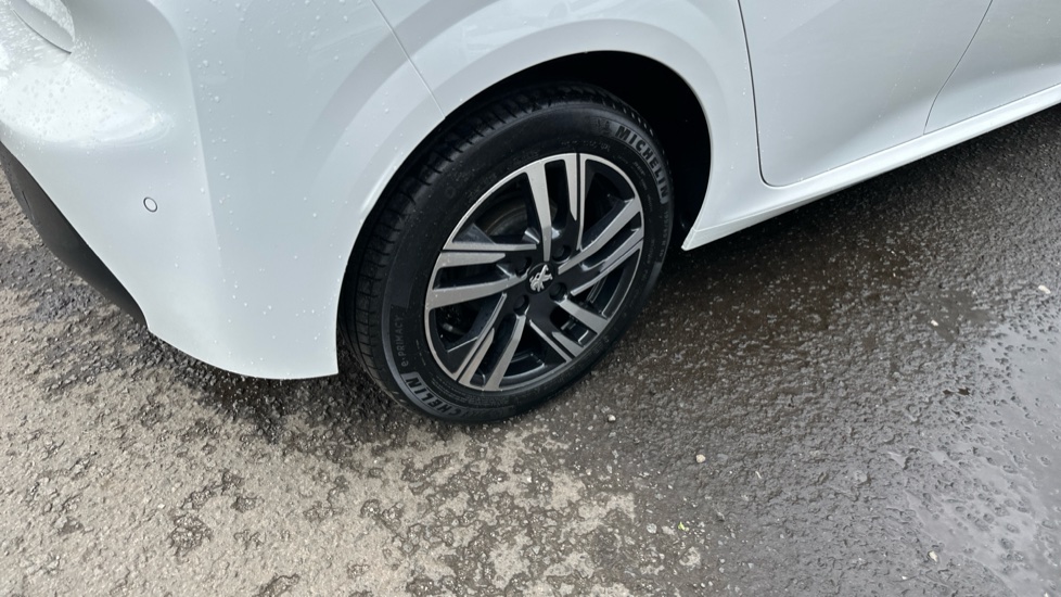 Peugeot 208 1.2 PureTech 100 Active Premium + 5dr Petrol Hatchback - Image 35