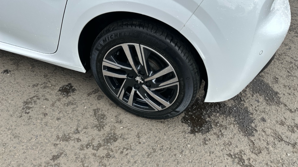 Peugeot 208 1.2 PureTech 100 Active Premium + 5dr Petrol Hatchback - Image 37